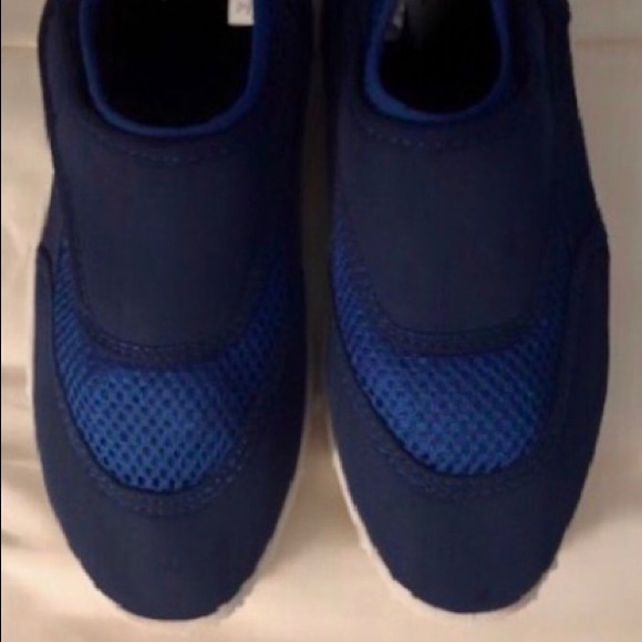 NWT boy’s blue water shoes, Sz. 4-5 - Picture 3 of 4